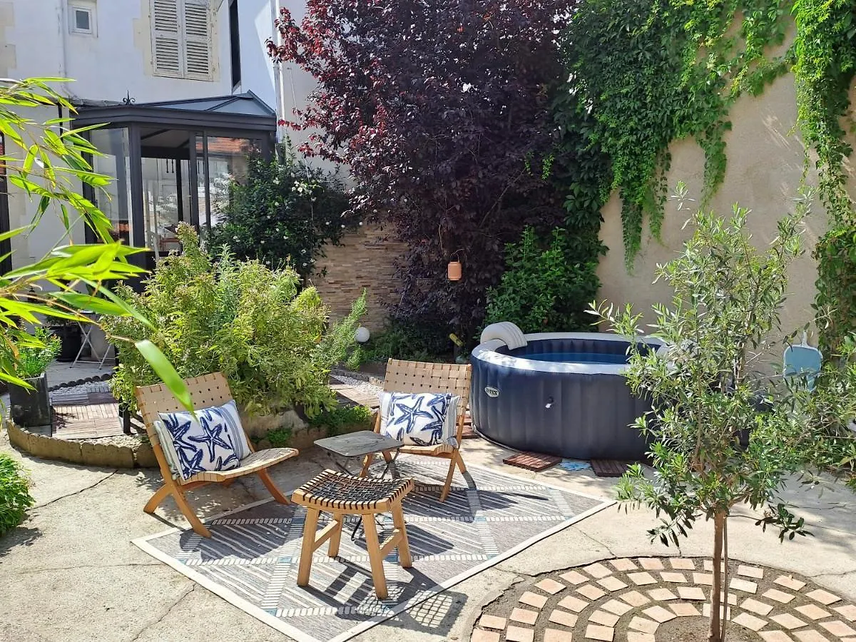 F1 Proche Des Thermes Vichy 0*,  France